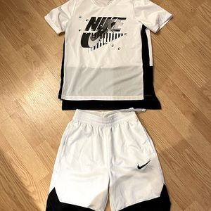 Boys Nike Outfit NWT
